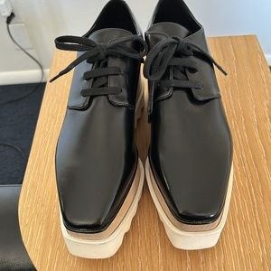 Stella McCartney Elyse lace-up faux leather wedge. Black. Size 36.5